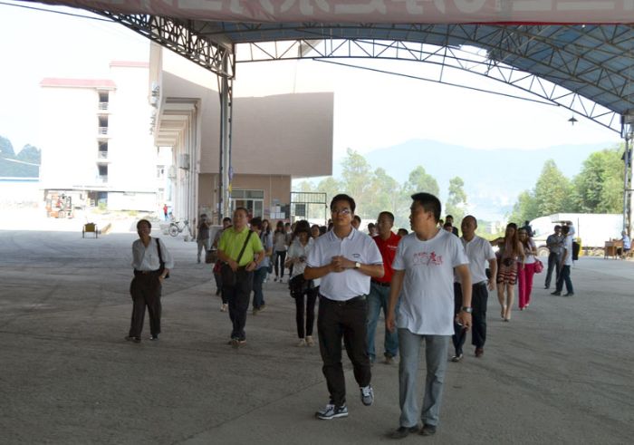 PP视讯瓷砖品牌董事长和营销总经理带队参观出产基地