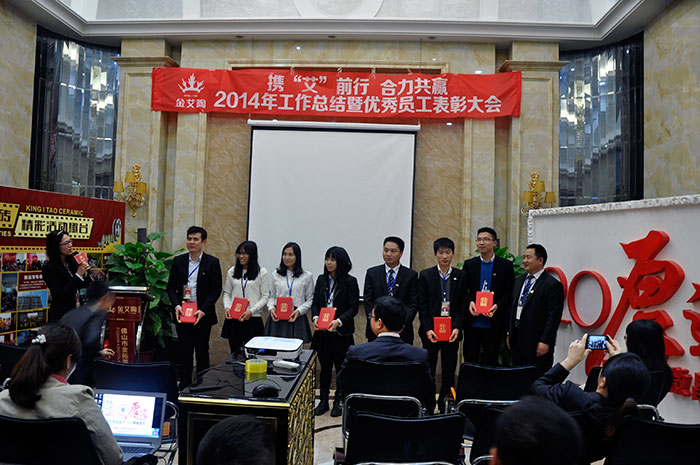 营销总监刘鸿瑞为优良员工颁奖