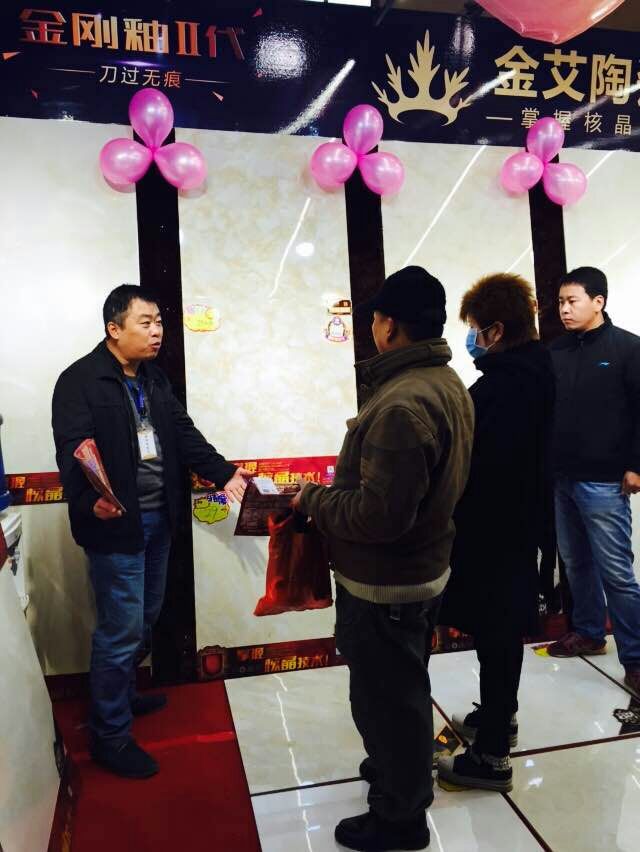 PP视讯瓷砖工作人员向顾客介绍产品