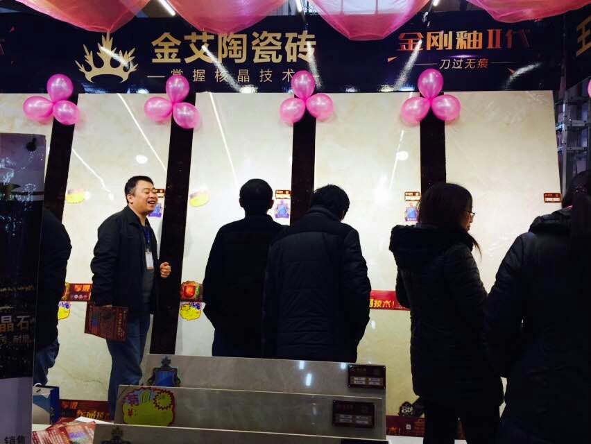 PP视讯瓷砖工作人员与顾客交谈