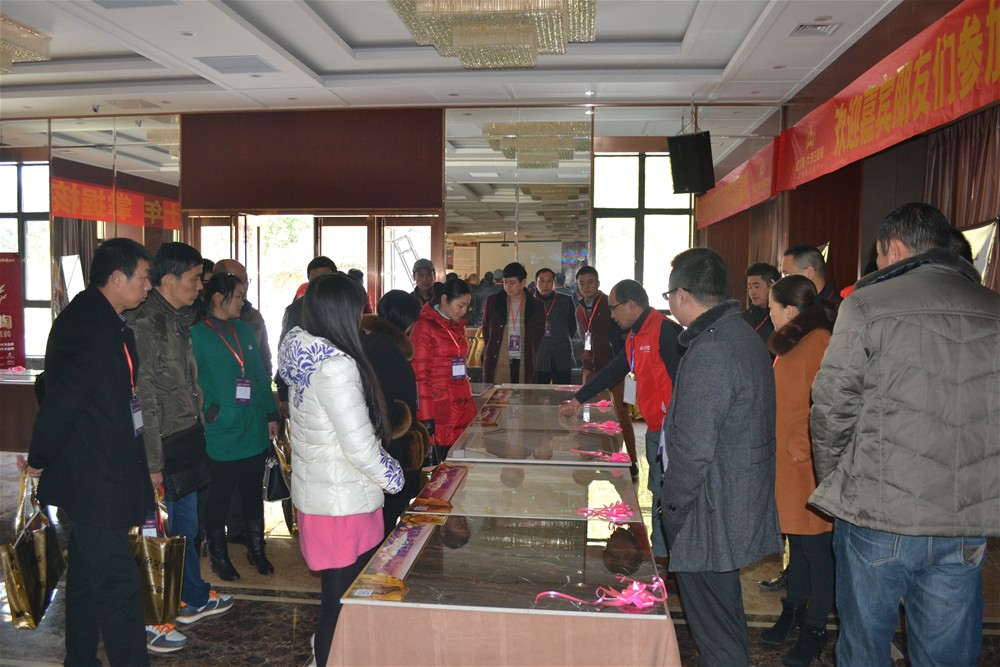 PP视讯瓷砖工作人员为瓷砖代理商伴侣具体介绍金刚釉II代产品