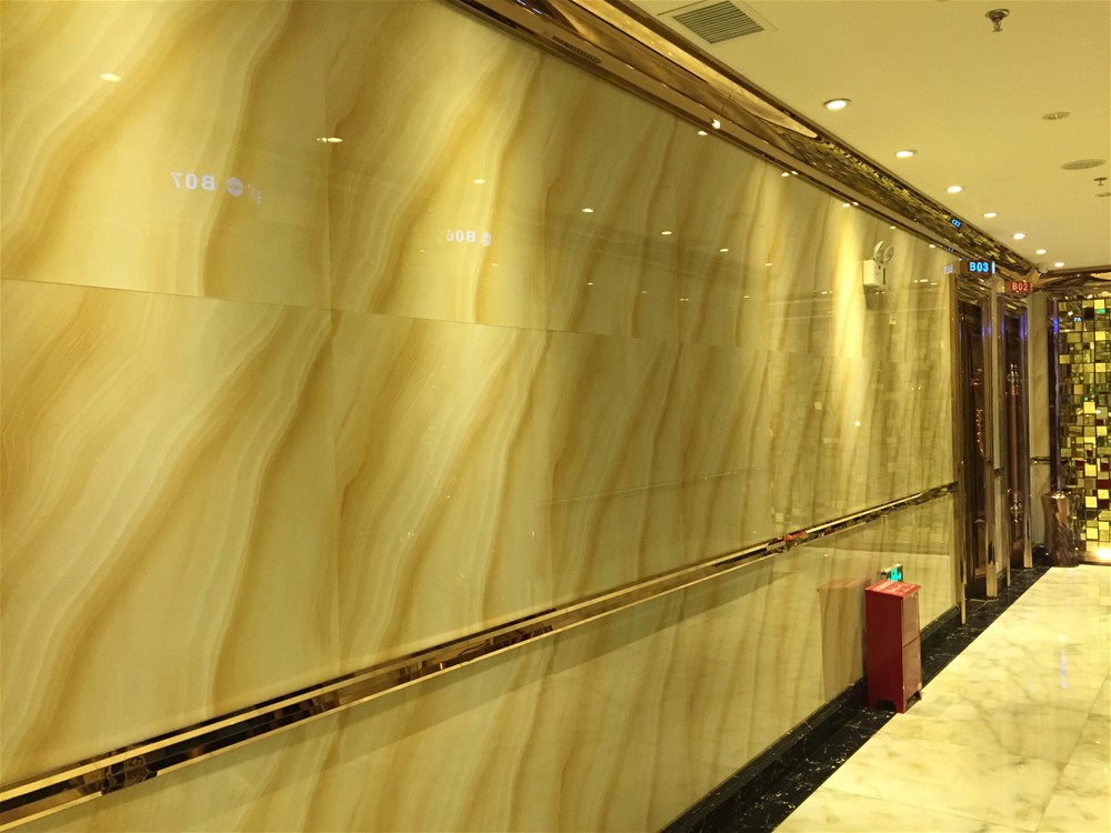 墙面选取PP视讯微晶石印度—流沙金KWD58045铺贴