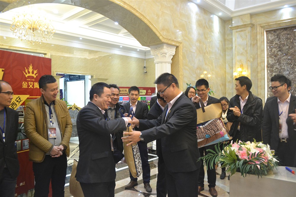 PP视讯瓷砖营销总监刘鸿瑞为寿星奉上生日礼物