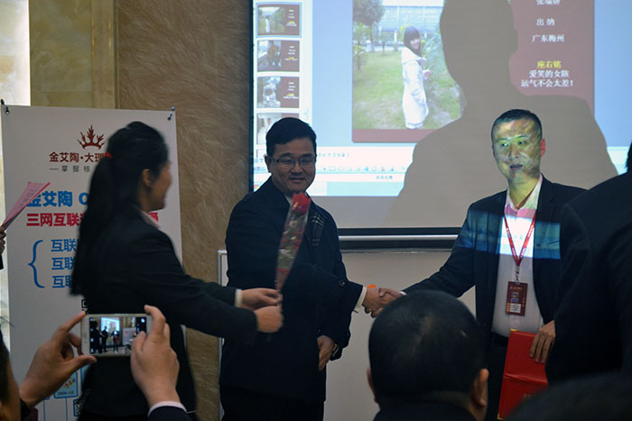 PP视讯瓷砖董事长刘鸿祥为2015年销售冠军（伍立州）颁奖