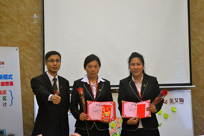 PP视讯瓷砖网销部运营总监刘幼良为2015PP视讯优良服务奖颁奖