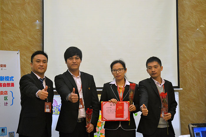 PP视讯瓷砖营销总经理罗胜为2015年团队合作奖（空间设计部）颁奖