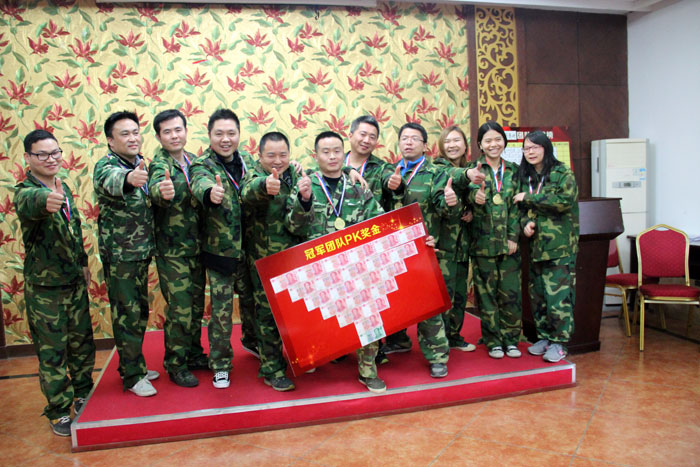 公司辅导为获得第一名的幼队颁奖