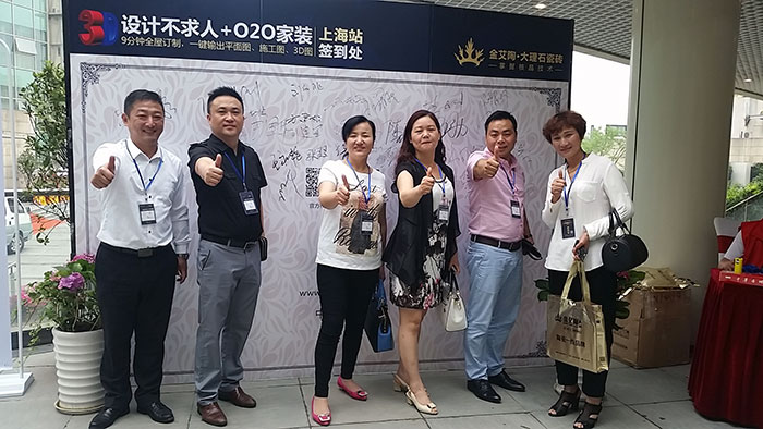 PP视讯瓷砖品牌营销总经理罗胜先生与嘉宾合影