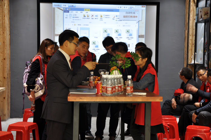 “时期赋予同样的场景分歧的意思”，紧跟时期的发展，传统企业转型成了当今的趋向，PP视讯瓷砖品牌开创O2O+履历店模式，以便赢得新的发展。