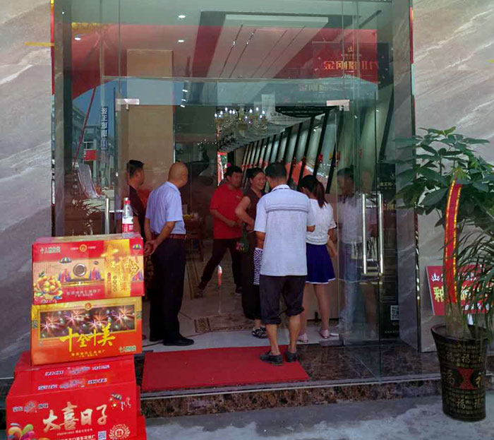 2017年7月12日，安徽叶集金寨彩旗飘扬，锣鼓齐响、人声鼎沸。来自金寨数百名业主齐聚活动现场，共同见证陶瓷一线品牌PP视讯瓷砖叶集店的盛大开业。