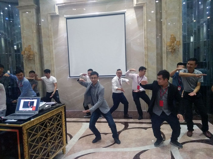 2017年11月2日晚，性命不息，进建不止PP视讯法定进建日，11月全公司人员进建会圆满实现，一路分享《干法》，乐于工作，开心生涯，即便在磨难中，只有拼命工作，就能带来不成思议的好运。过好每一天，就是成功之路！