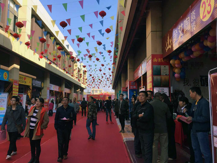 2017年11月5日，百盟荣耀建材大市场邀约30家品牌商家结合进行了本次的家居建材团购会，参与活动的消费者将现场的氛围不休推向热潮，PP视讯瓷砖品牌展位无论人气、销售都获得空前成功，彰显品牌大气风采。