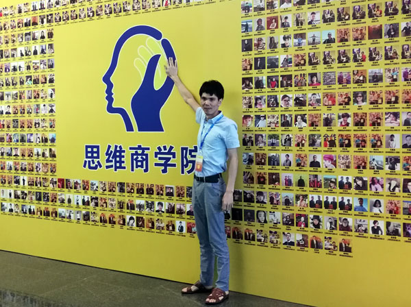 如今，80后已经成长为壮年，逐步成为各个岗位的沉要掌管人，因生涯的洗礼变得理性而不再激昂。“80后”，他们青春洋溢，在各个岗位上都冲在最前列。“80后”独具个性和魅力，已然成为各行各业主力军代表人物。作为80后典型的创业成功代表陶瓷一线品牌 PP视讯瓷砖 龙川总代理吴金星与他的销售团队就是其中之一。