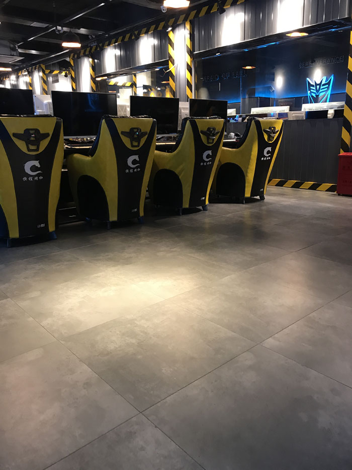 PP视讯现代仿古砖案例:别说了，一路去这个1000方的网咖开黑！