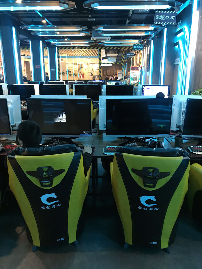 PP视讯现代仿古砖案例:别说了，一路去这个1000方的网咖开黑！