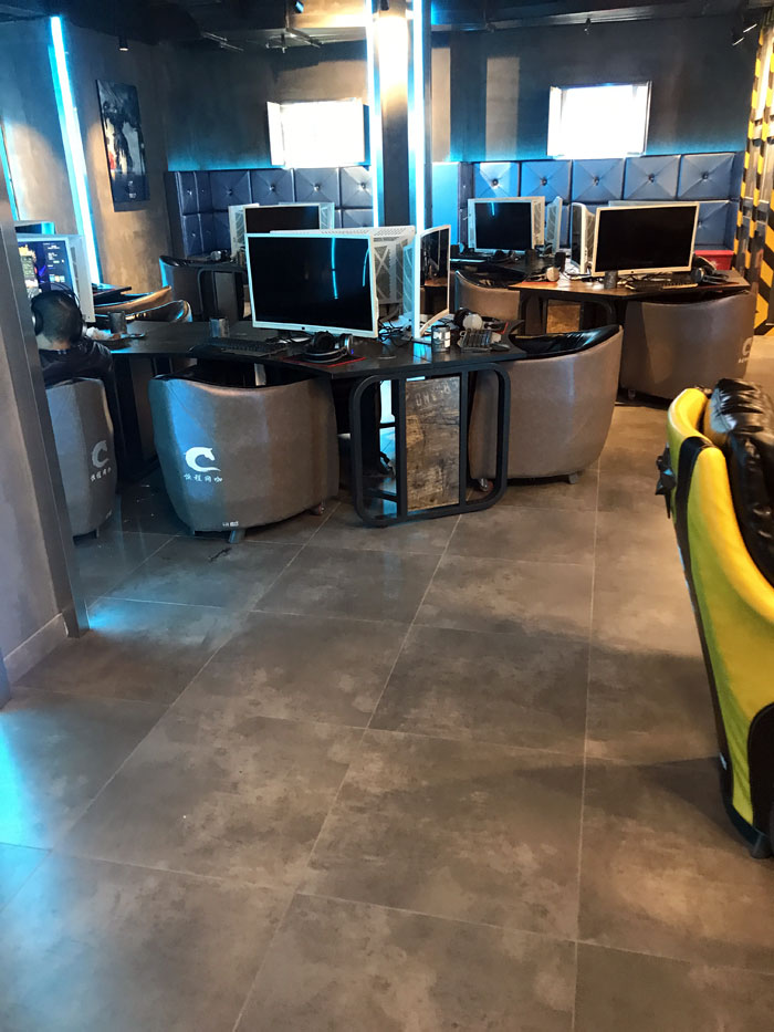 PP视讯现代仿古砖案例:别说了，一路去这个1000方的网咖开黑！