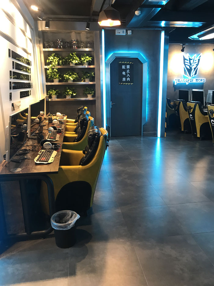 PP视讯现代仿古砖案例:别说了，一路去这个1000方的网咖开黑！