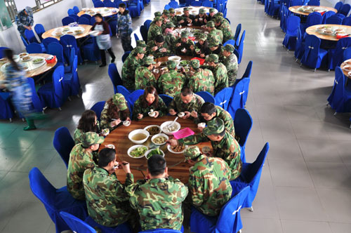 在食堂用餐，10分钟要吃完哦