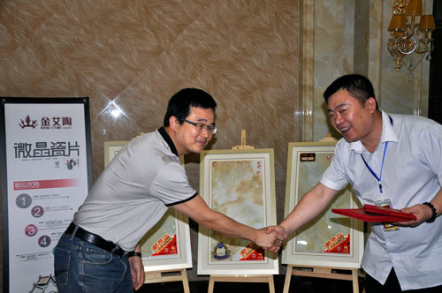 董事长为陶博会期间邀约冠军宣告证书和奖金